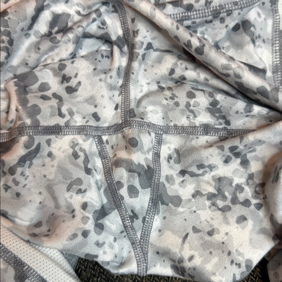 Athleta Grey and White Patterned Cropped Leggings sz M - Picture 7 of 11